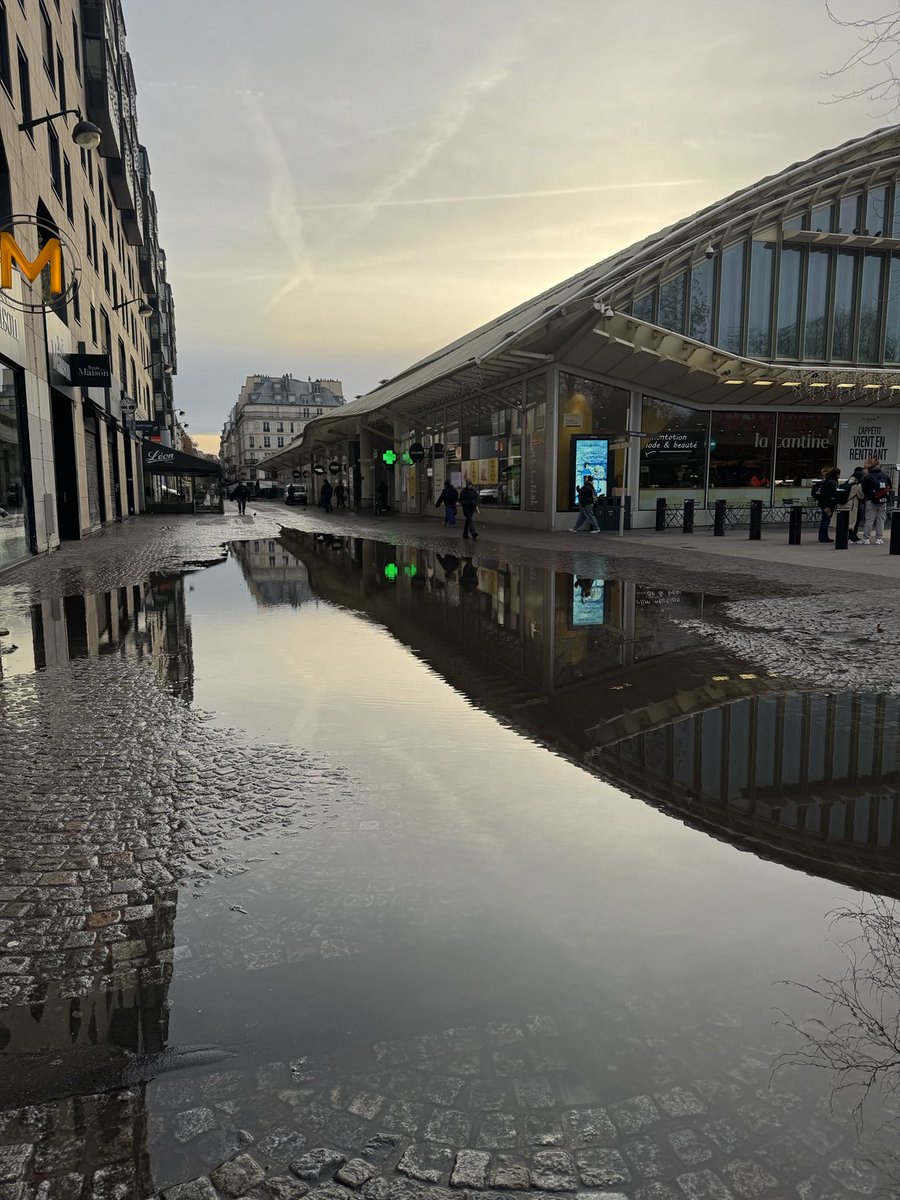Les Halles, un matin sans pluie ! #saccageparis