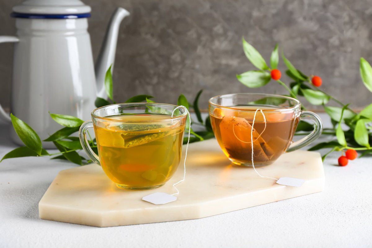 NewsMedical's tweet image. A daily cup of green tea could boost your heart, sharpen your mind, and fight inflammation, but beware of trendy supplements and sugary bottled teas! 🍵🧠 Explore the science-backed benefits: news-medical.net/news/20251201/… #GreenTea #HealthBenefits #HeartHealth