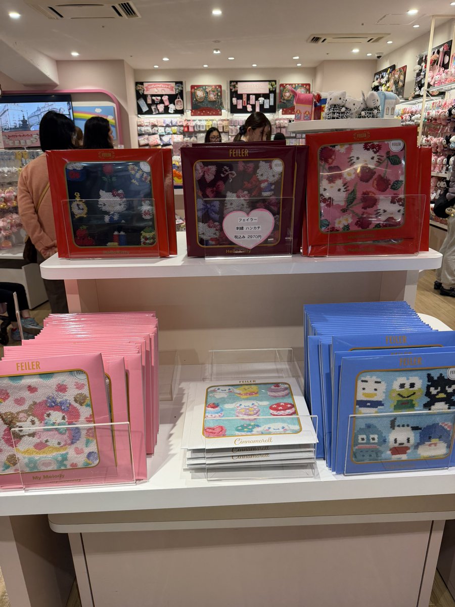 m_chan813's tweet photo. FEILER×Sanrioのハンカチ新宿の紀伊國屋に入ってるSanrioショップでまだまだ売ってたよ✨
ノベルティキティちゃん終了してた🥲 https://t.co/iFsxzpHe1I