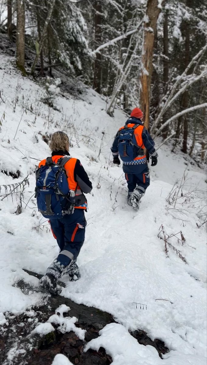 TelemarkRKH's tweet photo. Leteaksjonen i #tokke fortsetter med full styrke utover kvelden og natten. Det er nå 51 mannskaper aktive eller på vei. Av disse er det 27 fra Røde Kors. Vi jobber nå med kontinutietsplanlegging for å sikre ressurser utover kvelden, natten og morgendagen. https://t.co/CQJ3NAPY2H