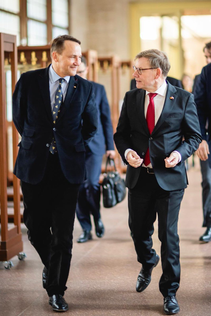Serdecznie witam w Berlinie, <a href="/sikorskiradek/">Radosław Sikorski 🇵🇱🇪🇺</a>! Deutschland und Polen sind starke Sicherheitspartner in Europa, gute Nachbarn und Freunde.  Gemeinsam stehen wir hinter der Ukraine. Diese Botschaft leitet uns heute bei unseren deutsch-polnischen Regierungskonsultationen in Berlin.