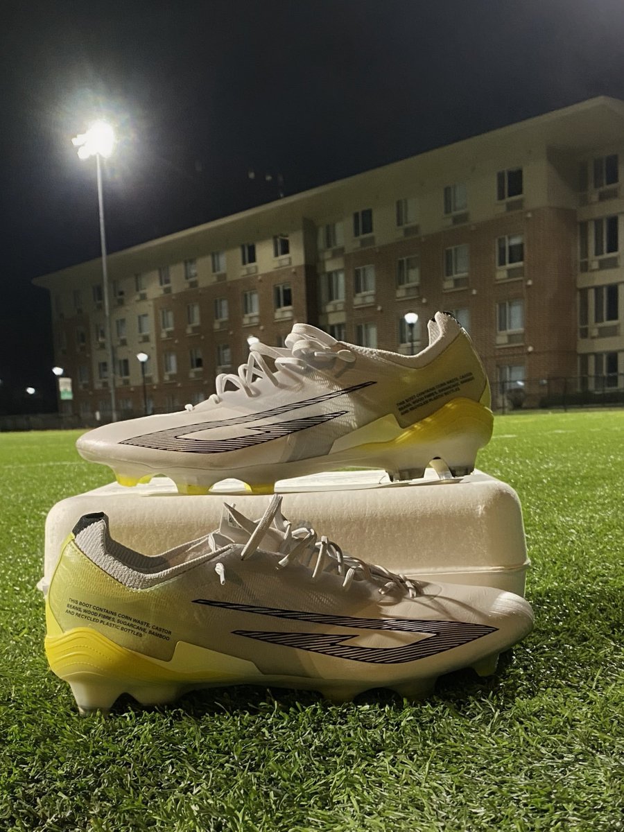 The_EliEsteves's tweet photo. Thank you so much to @officialsokito for the Scudetta boots and for inviting me into the Inner Circle.  Been working in these all week and the feel is amazing.  Cant wait to rep the brand at #MLSNEXTFEST https://t.co/eXgWu2xzKR