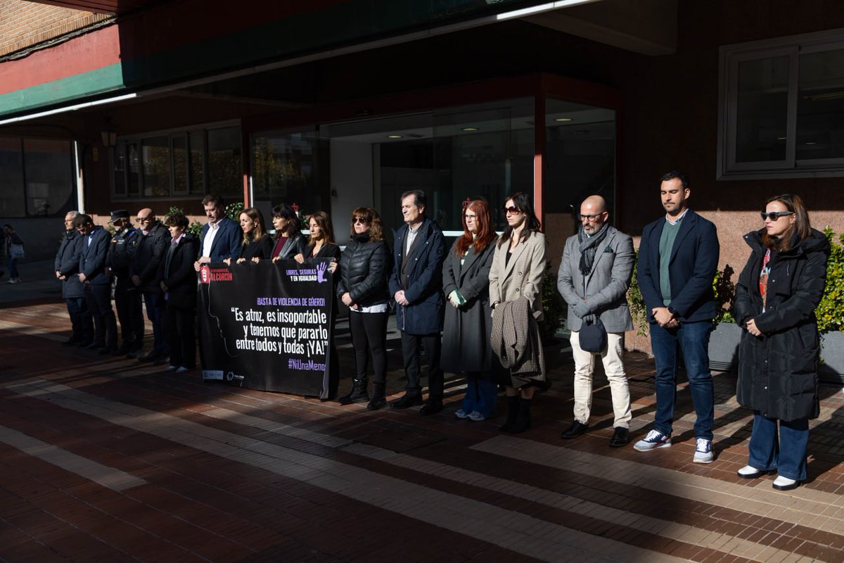 Nos concentramos a las puertas del Ayuntamiento para condenar los últimos asesinatos machistas de dos mujeres en Málaga.

La lacra machista se ha cobrado ya 40 vidas en nuestro país.