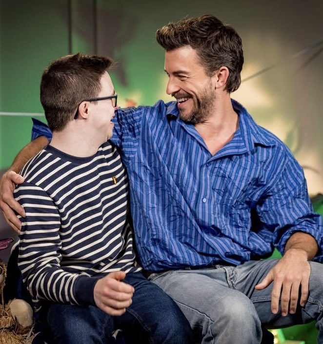 jonnyskippy's tweet image. 조니가 조지를 시사회에 초대해준 거였군아 🥹