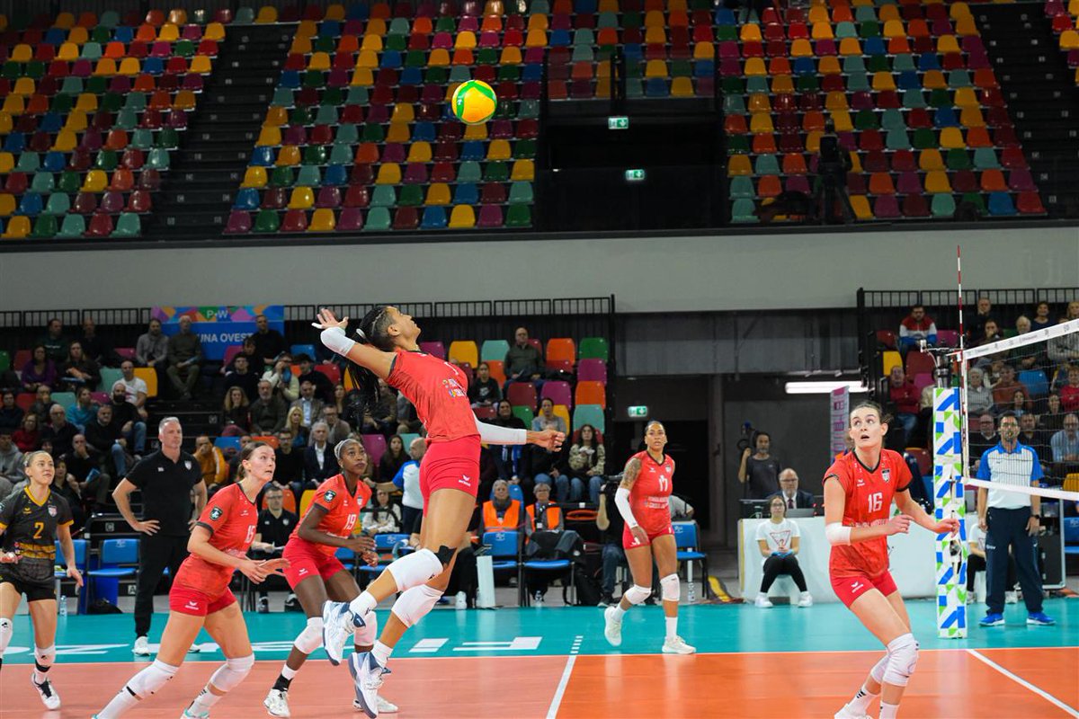voleybolunsesi's tweet photo. 🏐 CSM Volei Alba Blaj'da başantrenör Guillermo Naranjo Hernández:

🎙️"Kendi oyunuzumu oynamak zor olacak"

🔗https://t.co/4TPscwFIC7 https://t.co/uavlbBc8wd