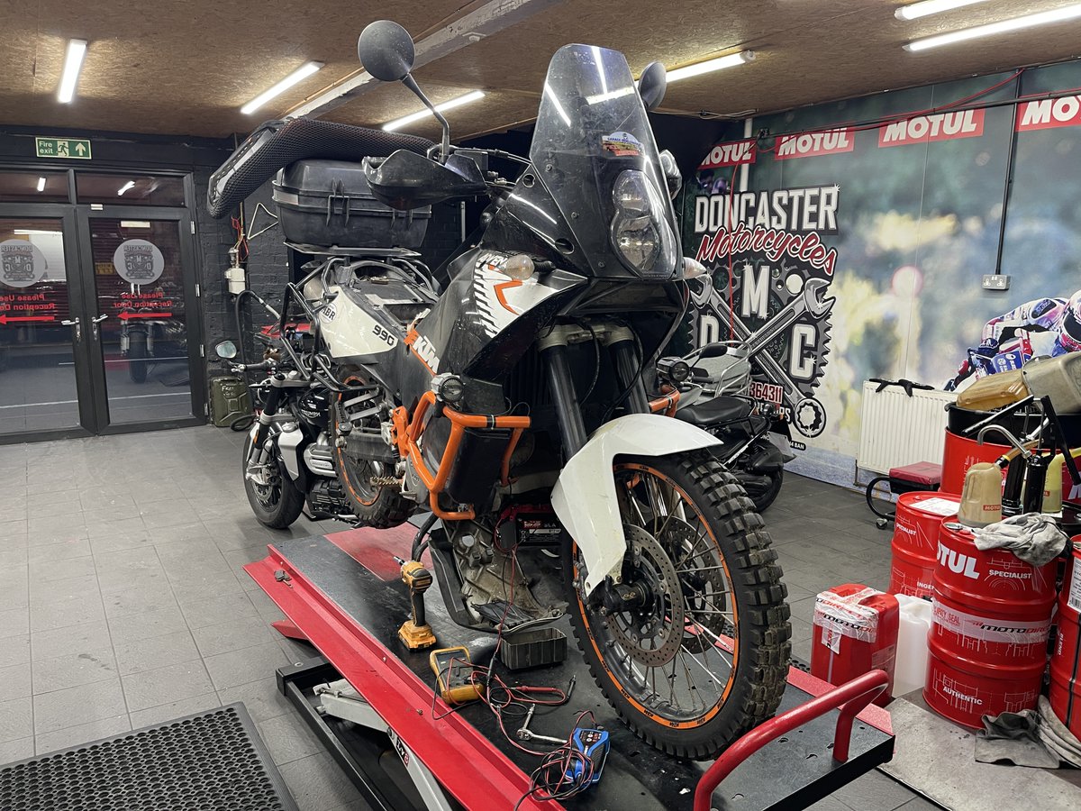 Been stood many years and I am told the battery I sold was flat outta the box.

Nope, it's been flattened by trying to start a bike with a million woes and the first one being a seemingly seized fuel pump.

#DiaryOfAMotorcycleMechanic