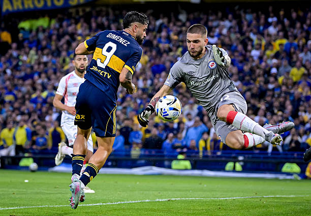 la12tuittera's tweet photo. 🔙Ayer, Milton #Gimenez se encontró con una atajada de Gonzalo Siri que estará cuando culmine su carrera en el top-3.

▶️Hoy estamos #TodosJuntos y el 9 de #Boca que es el 2° goleador del año con 10, detrás de #Merentiel (15), a pesar de su mala racha (4 sin convertir) que se hablará durante la semana, creemos que más que nunca, los goles de Milton que vendrán en el futuro, tendrán otro peso. 

#VamosBoca 💙💛💙