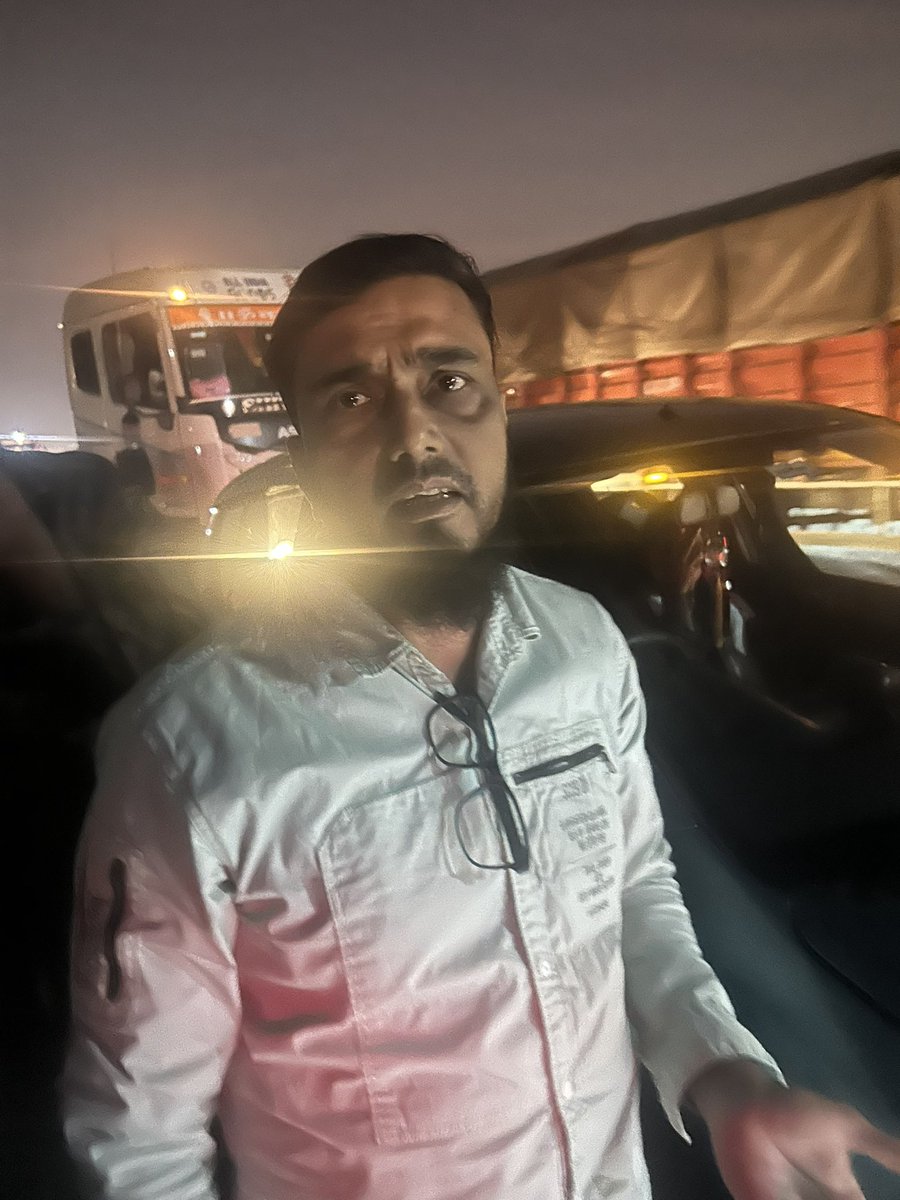 Mhatreshubham45's tweet photo. Hi @MTPHereToHelp,  

Raising a complaint against MH01AV0946 the driver hit us from behind on Thane–Bhiwandi bypass, He was arrogant and unfit to drive.  

Requesting you to pls take strict action. Photos attached for reference. https://t.co/ebV6CtB1d8