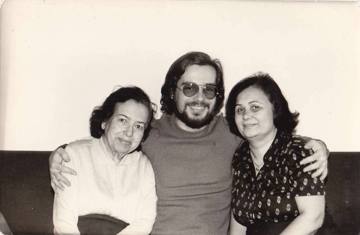 Babamin yakisikliligi ve benim elmacik kemiklerimin poncikligi... ☺️
Son fotografta da buyuk babaannem, babam ve babaannem. 
Huzur icinde uyusun hepsi... 
Cok ozledim İpek Kalplimi 🥹💕