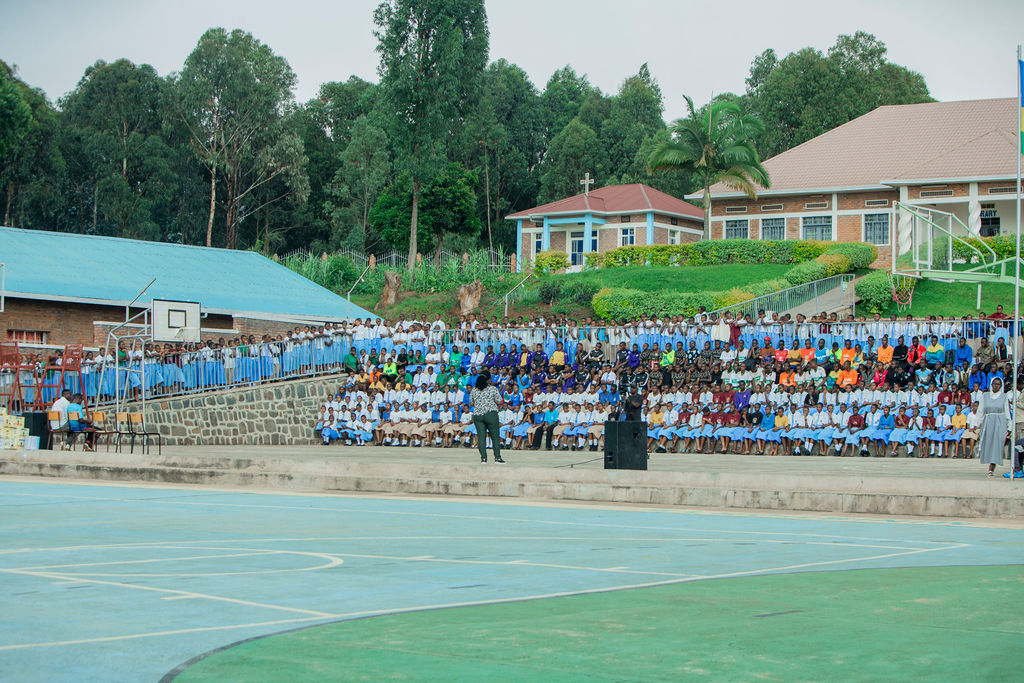 FerwahandRwanda's tweet image. Dr Clairon Niyonsenga @niyoclairon  ushinzwe imishinga muri @Rwanda_Sports  irimo na #IsongaProgram, yavuze ko muri phase 2 y’uyu mushinga ubu ibigo biziyongera bize kuri 17 bibe 42 n&apos;abanyeshuri  2227, hakubakwa n&apos;ibibuga bijyanye n&apos;igihe bizorohereza abana gukina.