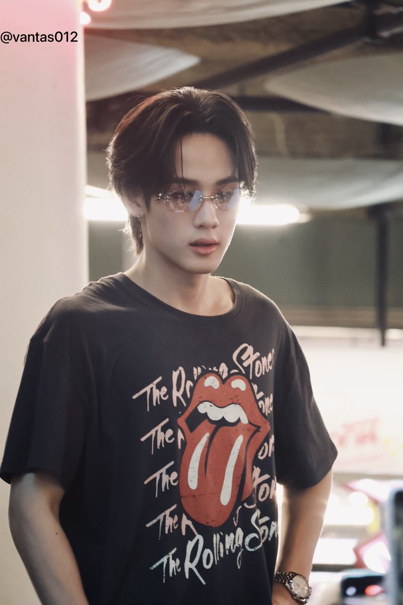 vantas012's tweet image. แบดบอยตาขีด 😎

#SurfJava 
#javabh @javabh28