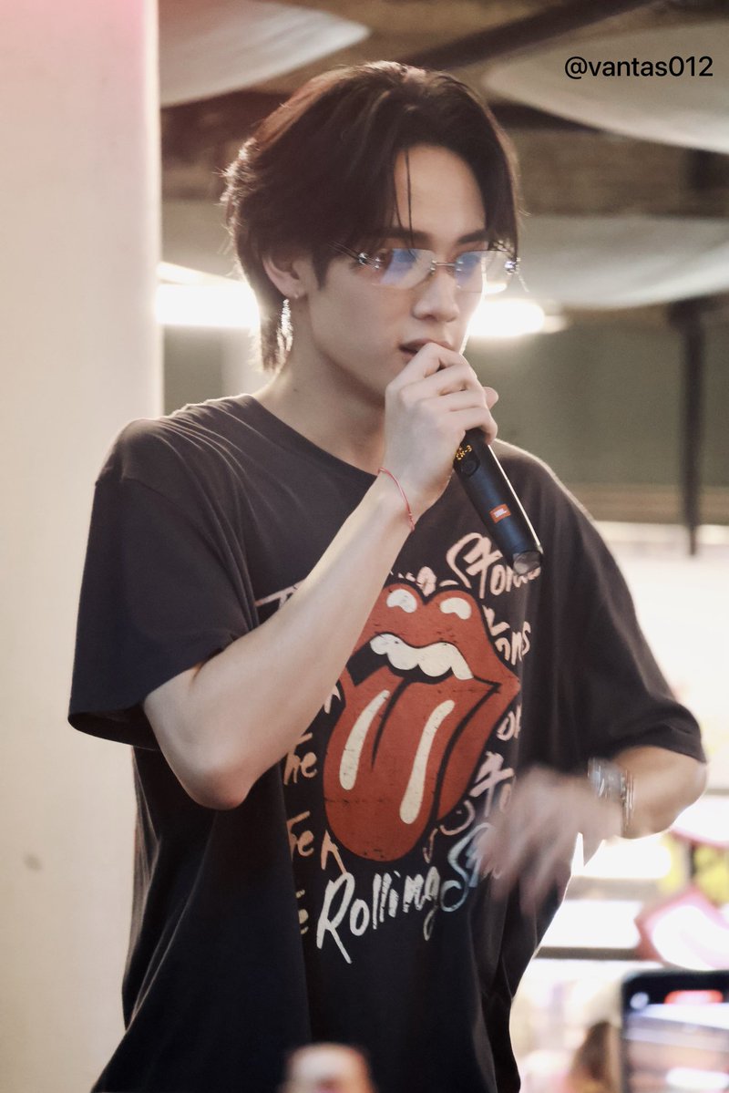 vantas012's tweet image. แบดบอยตาขีด 😎

#SurfJava 
#javabh @javabh28