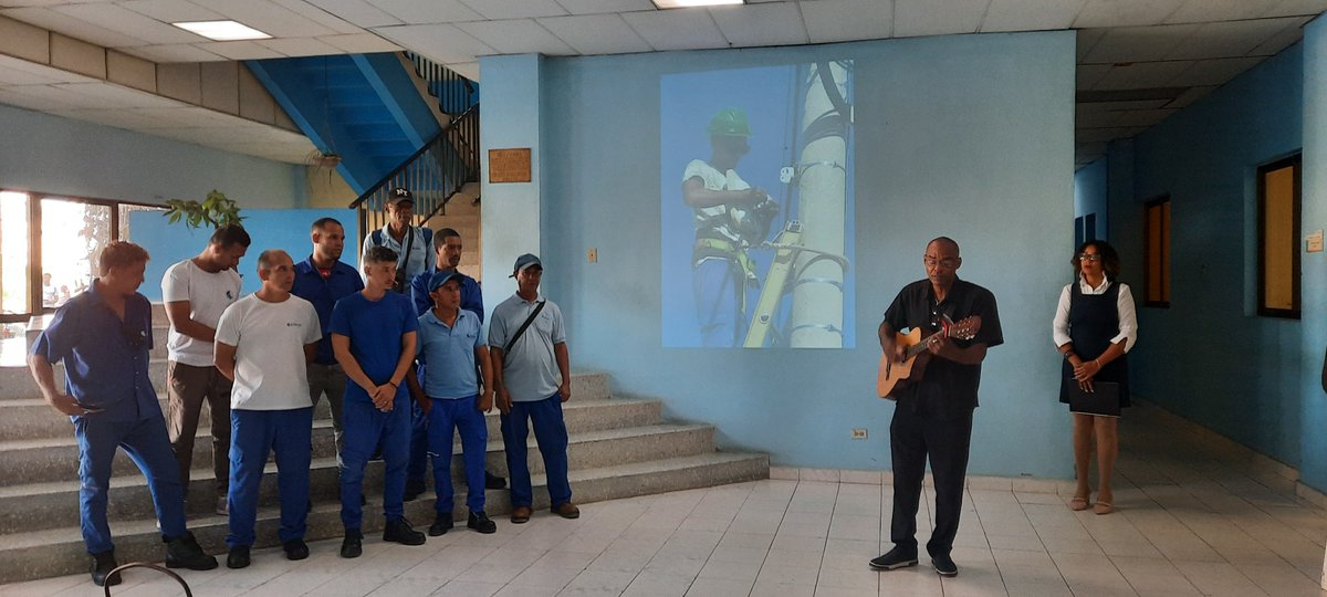 GellEber's tweet photo. Sencillo pero emotivo acto, para reconocer el trabajo de las fuerzas de varios centros de telecomunicaciones, que participaron activamente en la recuperación de varios municipios de la provincia #Guantánamo.
#EtecsaConCuba https://t.co/tv14EX8C4V