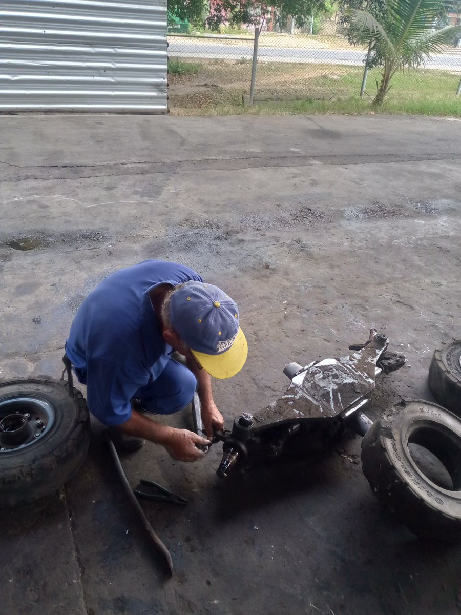 YoanSH1982's tweet photo. El equipo de transporte de la ECV la conchita trabaja en lograr poner de alta la mayor cantidad de medios de transporte para un mejor desarollo de la Empresa #AgroalimPorCuba https://t.co/vl4q2jRD3E