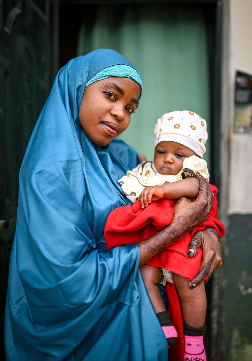 Jemilah vive con VIH y, gracias al tratamiento en un centro que apoyamos en Nigeria, su bebé Ummu ha nacido libre del virus. Pero en 2024, 120.000 niños contrajeron VIH y 75.000 murieron. Si los recortes siguen, millones más estarán en riesgo. Invertir en tratamiento salva vidas