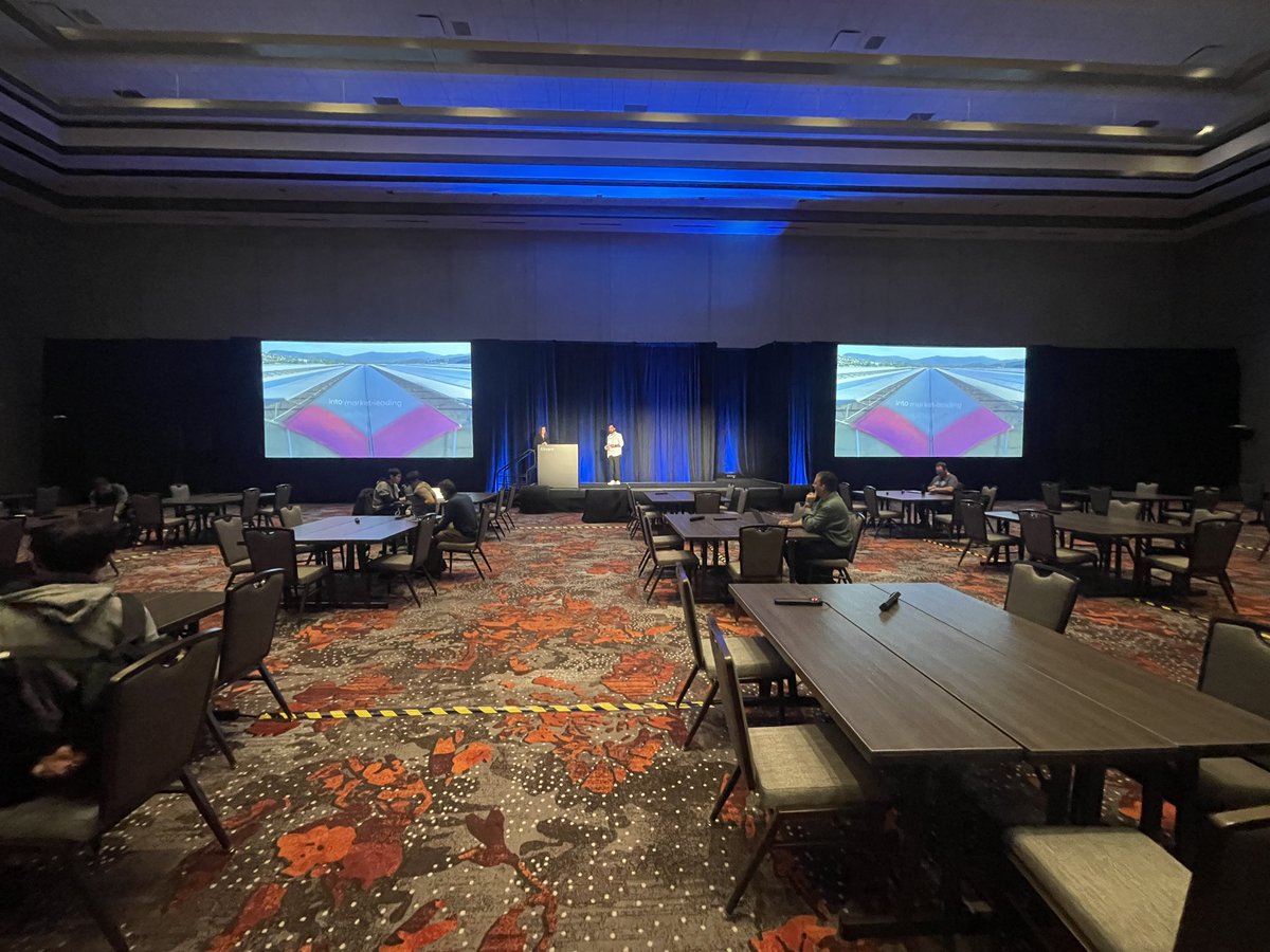 TeraiToshiki's tweet image. re:Invent 2025 1発目の参加セッションはKiro CLIのワークショップ！

日本人とご一緒できて、ほぼ日本です😊

 #AWSreInvent