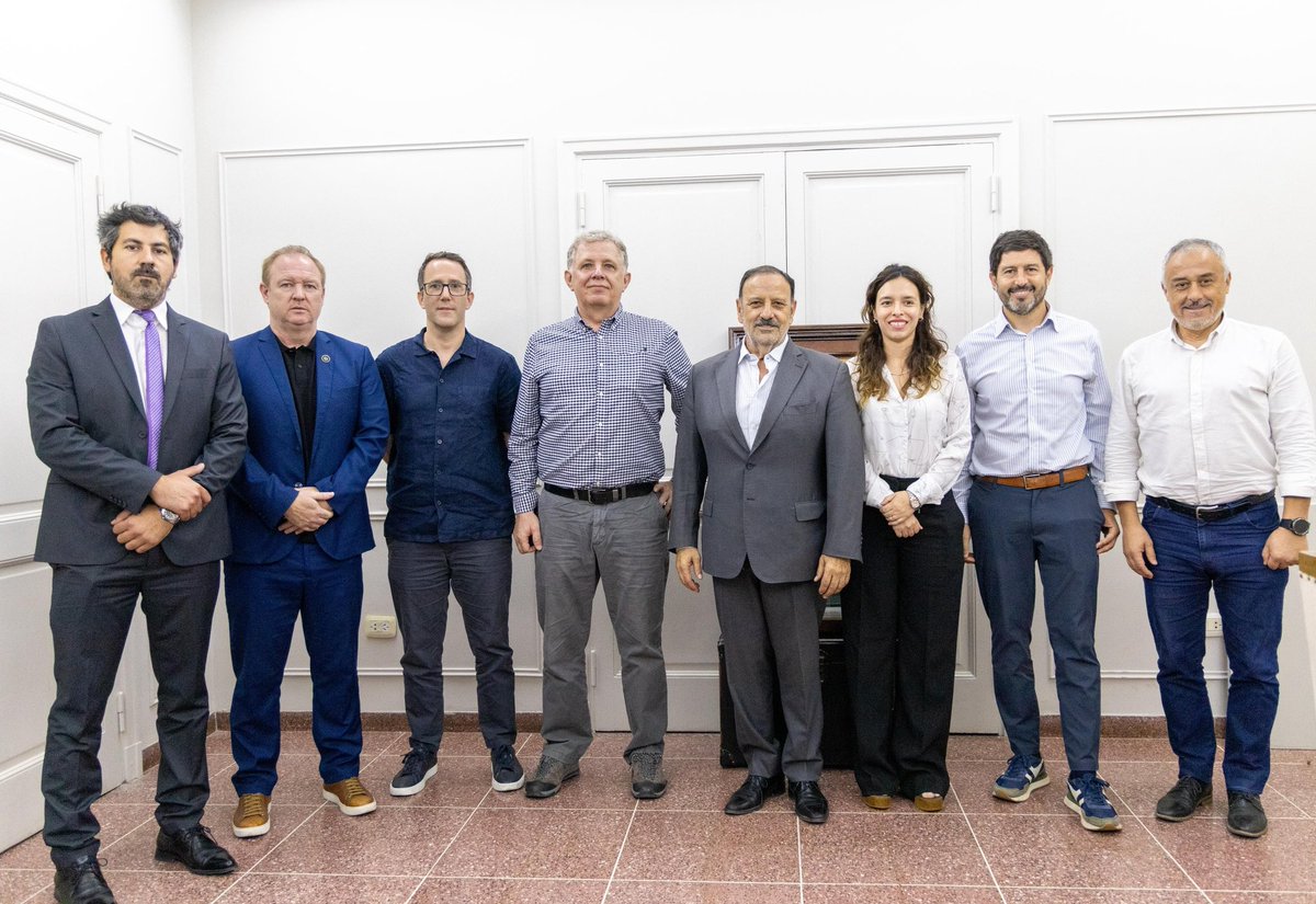Recibí a los representantes de la empresa minera Senderos, quienes vinieron a presentarme su proyecto en la zona de Peñas Negras. La Rioja vuelve a ser elegida por su enorme potencial geológico y por el acompañamiento que damos desde el para que estas inversiones se desarrollen.