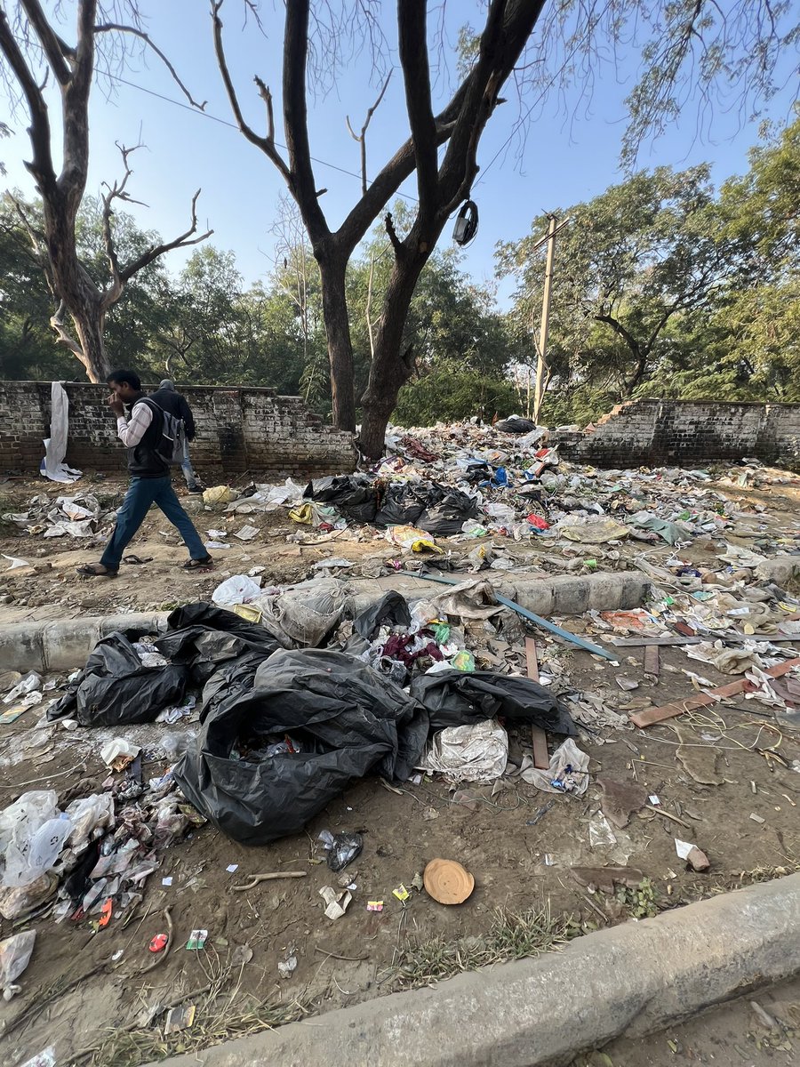 shubhamkhunger_'s tweet image. Just 0.5 km from DLF Cyber Park, Gurugram — the footpath on Hanuman Mandir Road is buried under garbage. Thousands walk here daily through this mess. Is this the standard of a ‘corporate city’?
 @DC_Gurugram @MunCorpGurugram @OfficialGMDA #SwachhBharat #waste #footpath