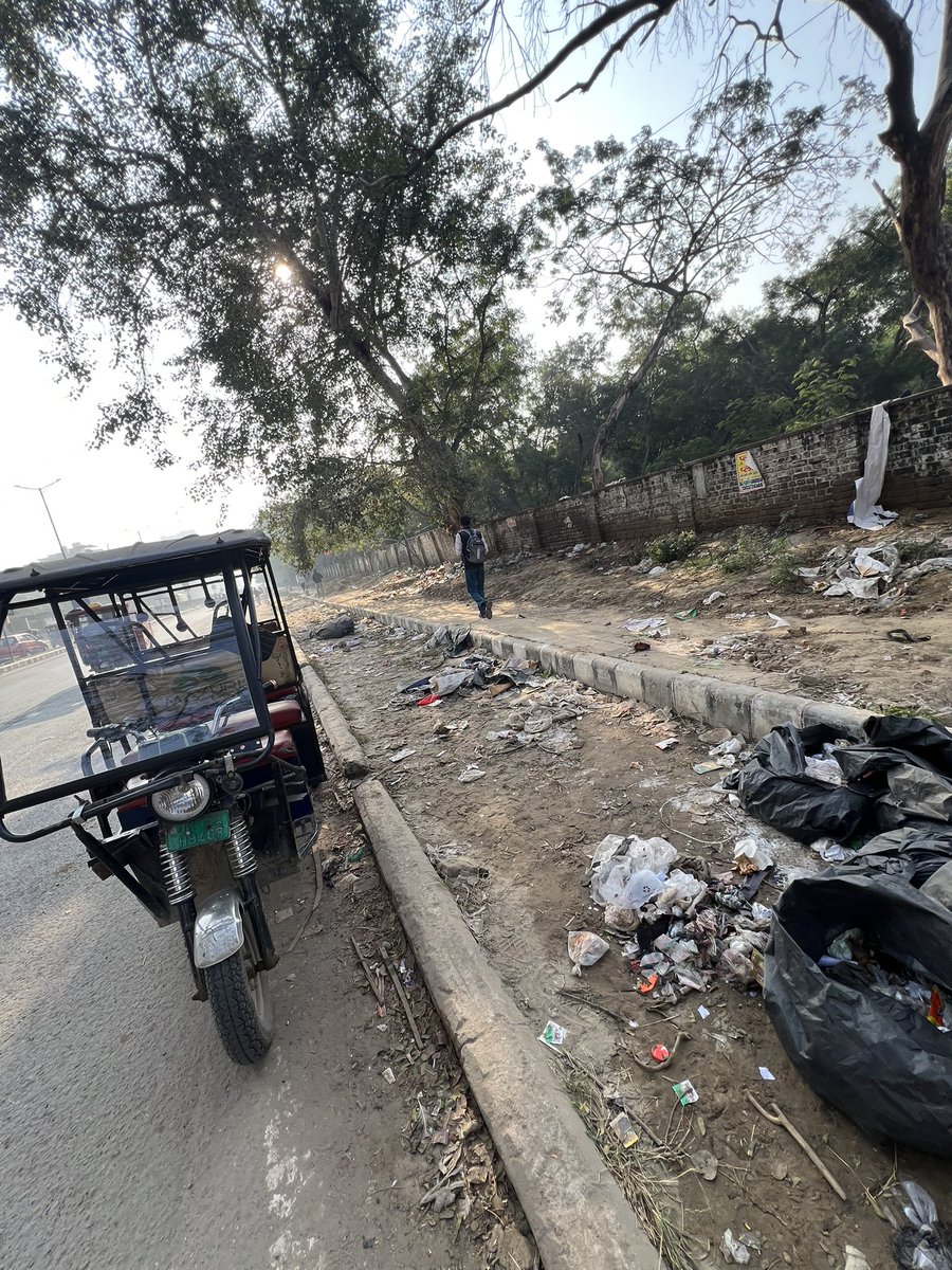 shubhamkhunger_'s tweet image. Just 0.5 km from DLF Cyber Park, Gurugram — the footpath on Hanuman Mandir Road is buried under garbage. Thousands walk here daily through this mess. Is this the standard of a ‘corporate city’?
 @DC_Gurugram @MunCorpGurugram @OfficialGMDA #SwachhBharat #waste #footpath