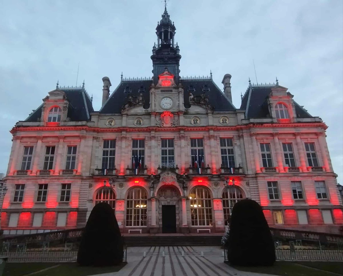 En cette journée mondiale de lutte contre le #SIDA, l'Hôtel de Ville de #limoges est illuminé en rouge. #VIH #depistage #prevention
