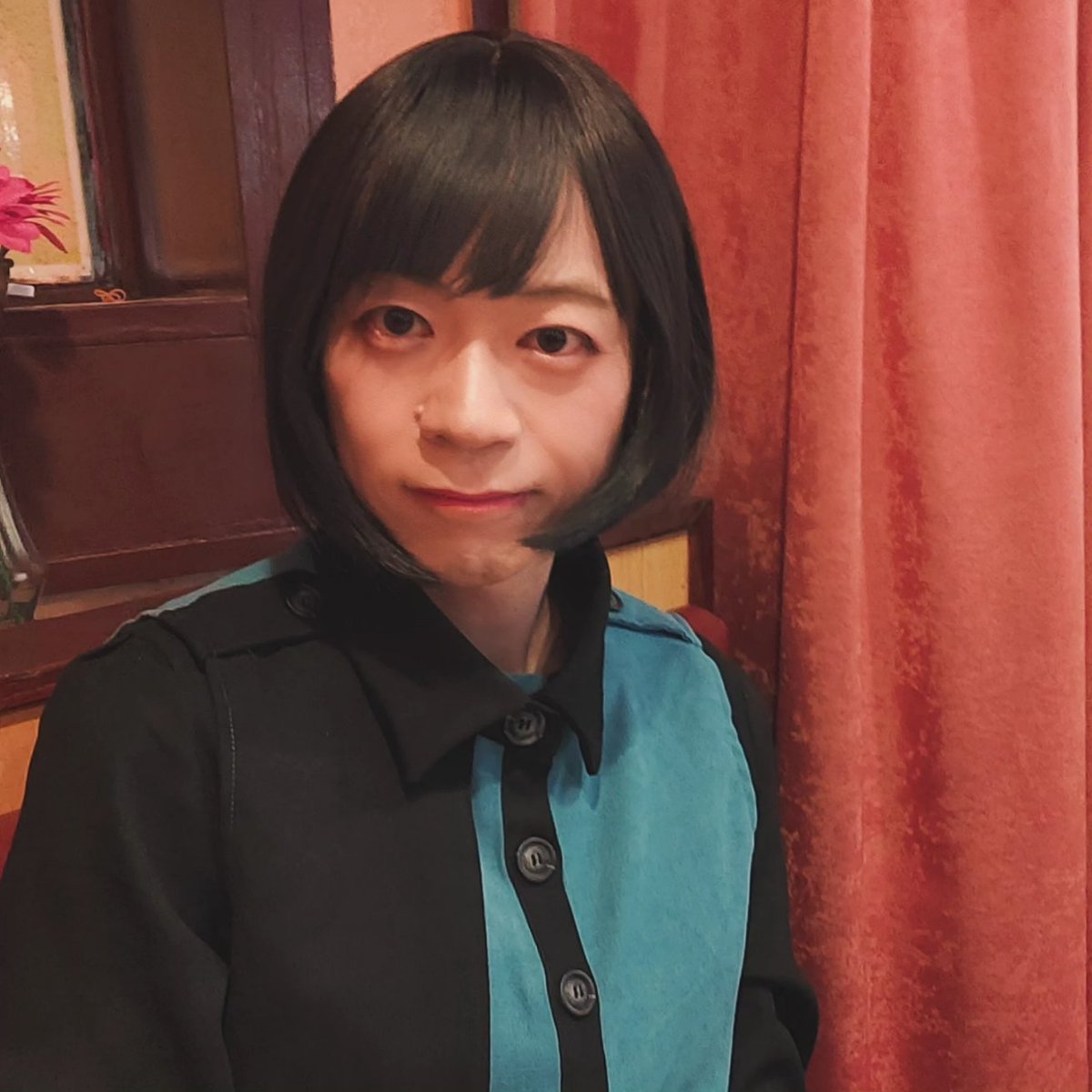 tsubame151's tweet photo. (興味のある方だけ全て読んでいただけたら…🙇‍♀️)

3年前くらいかな、、女装さん数人でドライブをしたのですが。
私の車を出して、途中サービスエリアで休憩中、1人の女装さんがトイレに行くと言って、女性トイレに入ると言う。

確かに、レベルの高い女装さんではあった。女性トイレで不審にも思えないレベルにはあったのかもしれない。
でもそうは言っても、それはダメだよって私自身から言わなければいけなかったはず。でも言えなかった。。
法律論を出せばいくらでも言えた場面だけど、この後に続く旅行の雰囲気とか、自分の女装のレベルで相手にそんな事言えるのかとか、、あの瞬間、どうしたら良かったのか分からなかった。自分と相手の女装のレベルの格段の違いをリアルに感じている中で、本当に正しい事が言えなかった。

この場面は今でも自分に凍りついている。
戸籍上男性が女性トイレに入る事を、事前に宣言されて止めなかった。入った人と同罪なのではないのか。。

今でも、悔やんでいます。

だから、私は女性専用スペースに乱入する女装さんとは、申し訳ないけど仲良くはできません。色々な考えはあるのだとは思います。でも、まずは純女さんを大切に考えて。話はそこからではないでしょうか。

極力色々な方と交流したいと思ってますが、それだけは根本にある事、ご理解いただければ。。

夜分、失礼致しました🙇‍♀️