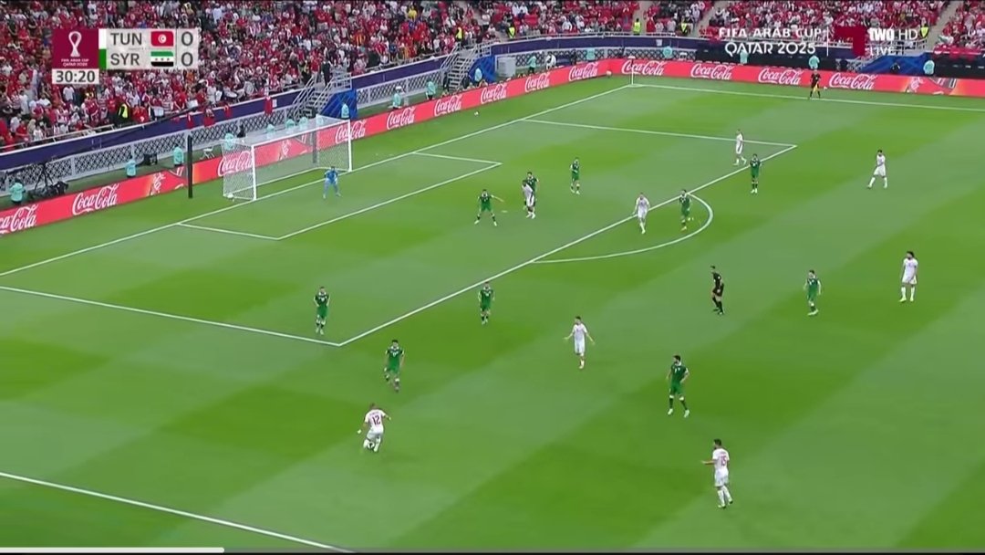 Analyste87's tweet image. Adversaire en 4-4-2 en phase défensive en bloc compact et qui te laisse le ballon, c'est là où les limites du staff apparaissent, avec une absence des fondamentaux tactiques, tels la largeur du terrain, les appels dans l'espace.. Sans parler des choix complètement ratés.