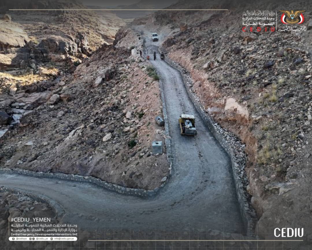hafeed000's tweet photo. تتواصل أعمال رصف طريق حَجاه نيسان في مديرية الحداء بمحافظة ذمار عبر #مبادرات_مجتمعية يشارك فيها الأهالي لتنمية مناطقهم الريفية بالشراكة مع #وحدة_التدخلات_المركزية_التنموية_الطارئة في خطوة عملية لتعزيز البنية والخدمات وتحسين وصول السكان.
#اليمن_الذي_نريد
#ذمار #الحداء https://t.co/3aaPBBMhbs