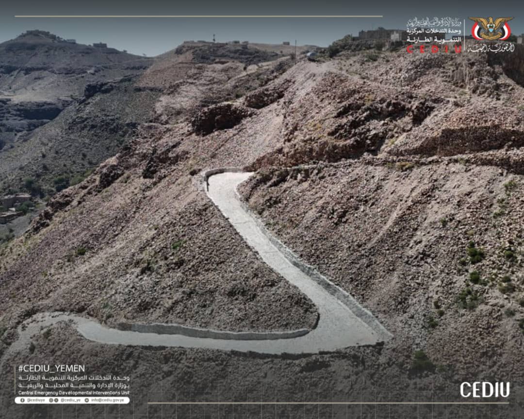hafeed000's tweet photo. تتواصل أعمال رصف طريق حَجاه نيسان في مديرية الحداء بمحافظة ذمار عبر #مبادرات_مجتمعية يشارك فيها الأهالي لتنمية مناطقهم الريفية بالشراكة مع #وحدة_التدخلات_المركزية_التنموية_الطارئة في خطوة عملية لتعزيز البنية والخدمات وتحسين وصول السكان.
#اليمن_الذي_نريد
#ذمار #الحداء https://t.co/3aaPBBMhbs
