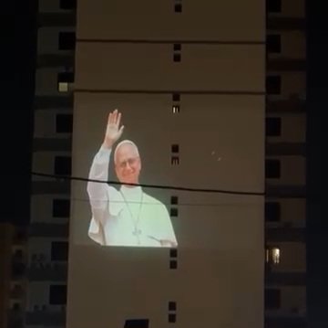 طرابلس ترحب بمبادرة قداسة البابا لاوون، عبر رفع صورته على مدخل المدينة، ليس هذا الحدث عابراً، بل هو تأكيد حيّ على هويتها الحقيقية كمدينة تنشد السلام وتحتضنه. طرابلس، التي طالما كانت منارة للعيش المشترك، تنبض بالتسامح والمحبة، وتجسّد القيم الإنسانية السامية في كل زاوية من أحيائها.