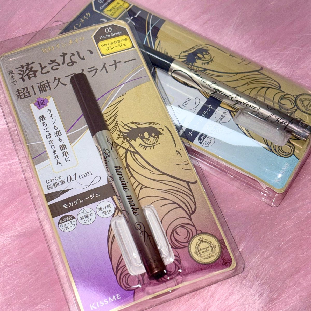 am_jadoo_'s tweet image. #제품제공 #자두발색
키스미 히로인메이크 프라임 리퀴드 아이라이너 리치 킵
05 모카그레이 / 07 차콜블랙

05호 모카그레이,,, 진심 반해버림,,
그레이시한 브라운이라 따뜻한 듯? 차가운 듯? 
그 오묘함 때문에 눈매가 청순+그윽한 분위기 완성,,
블렌딩 따로 안 했는데도 자연스럽게 녹아드는…