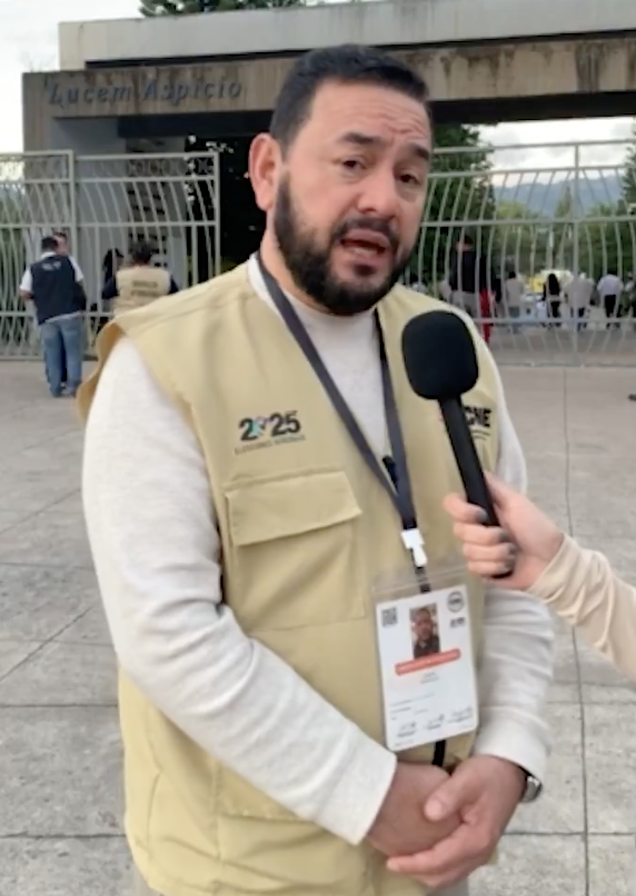 Factor4_GT's tweet photo. #AsíLasCosasGt  |  De adjudicarse la repesentación del Estado Guatemalteco en Pakistan a observador electoral en Honduras 

⚠️El expresidente guatemalteco Jimmy Morales, recordado por expulsar a la CICIG, frenar investigaciones sobre financiamiento electoral ilegal y debilitar los controles democráticos que supervisan el poder, ahora aparece como observador electoral en Honduras.

La escena resume una ironía regional: un actor que contribuyó a cerrar espacios de rendición de cuentas en su propio país pretende hoy validar la transparencia y legitimidad de procesos electorales ajenos.