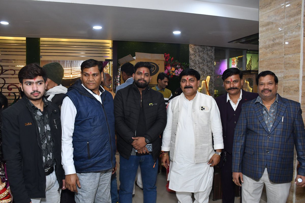 jpsbjp's tweet photo. आज माननीय श्री जीत प्रताप सिंह जी की अनुपस्थिति में कानपुर पनकी स्थित श्री अमर सिंह सेगर जी की बेटी "अंशिका" के वैवाहिक कार्यक्रम में जेपीएस परिवार के सदस्यों ने शुभकामनाएं प्रेषित करी।
#TeamJPS
#akbarpurloksabha https://t.co/KqgXSREG5V
