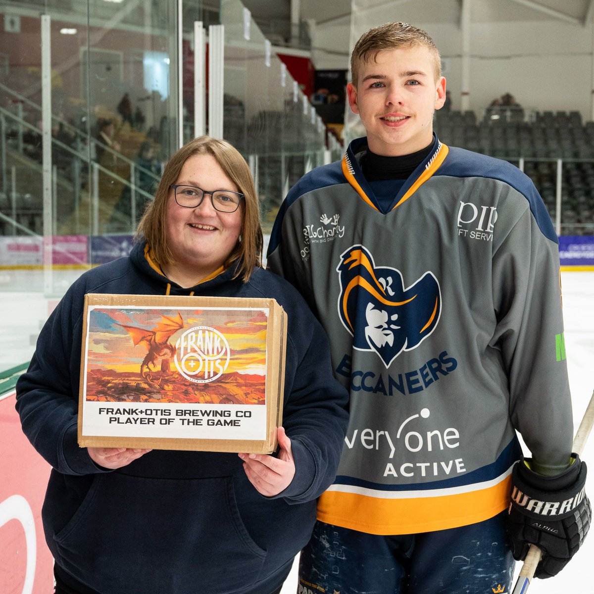 Frank+Otis Players of the Game ⭐

⚪ Cardiff Fire - 34 Bailey Hind-Pitcher
🔵 <a href="/BuccaneersNIHL1/">Romford Buccaneers</a> - 9 Shay Woolmore

Frank+Otis beers presented by Chloe Phillips 👏

Visit frankandotisbrewing.co for more info about our Cardiff-based craft beer sponsor 🍺🔥