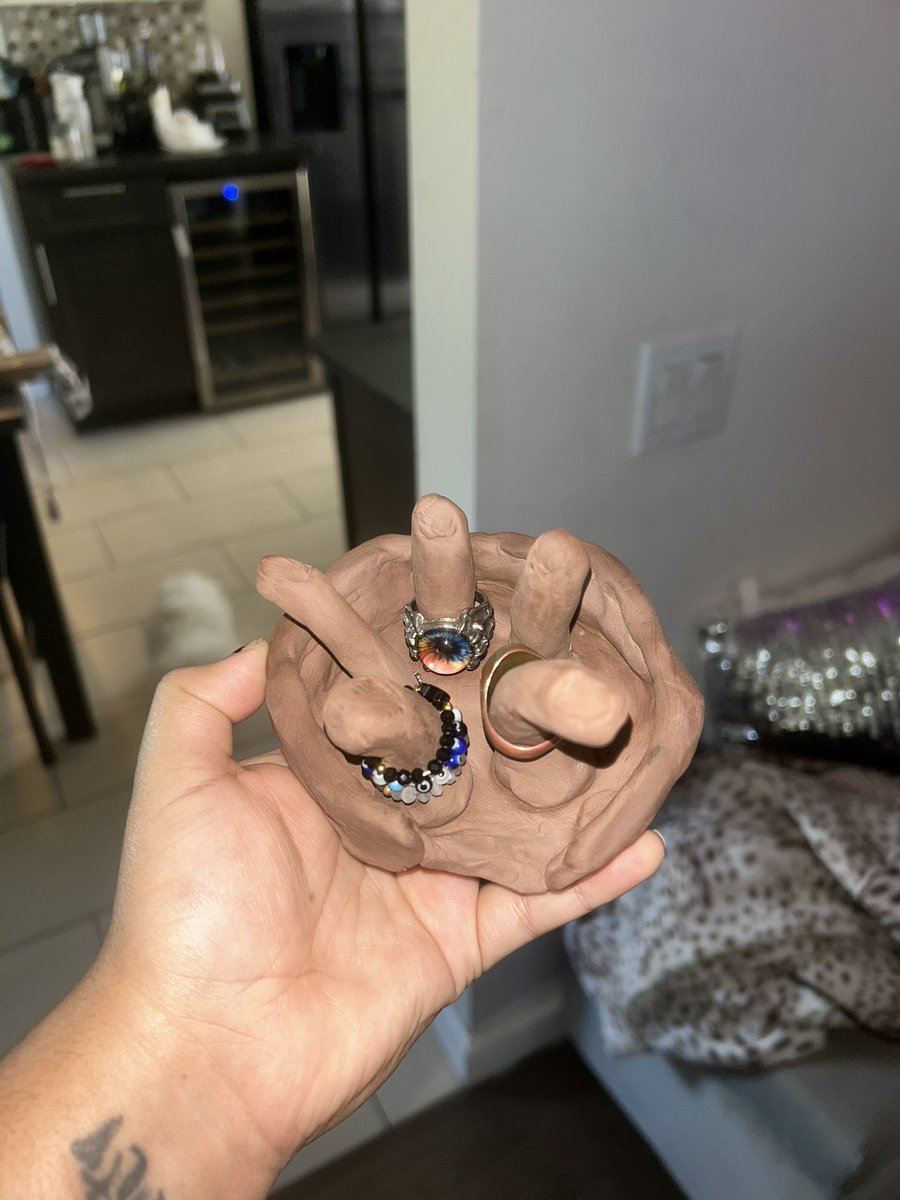 avatareden's tweet image. Everyone clap! This was my first time working with clay ever and I wanted to make a ring holder but make it kinda creepy. I had a panic attack right as I finished and dropped it but she’s still cute right?