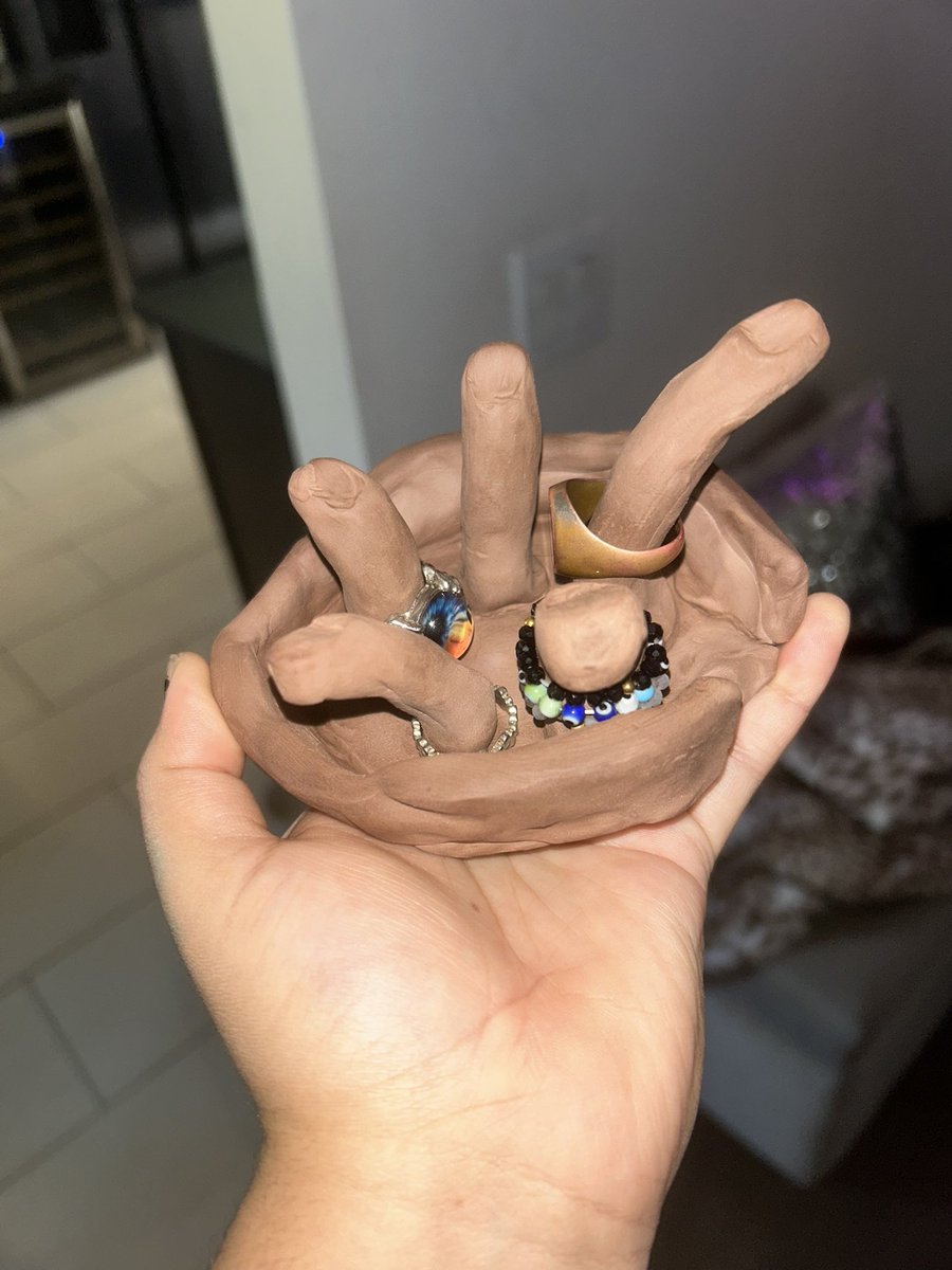 avatareden's tweet image. Everyone clap! This was my first time working with clay ever and I wanted to make a ring holder but make it kinda creepy. I had a panic attack right as I finished and dropped it but she’s still cute right?