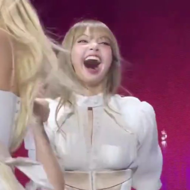 lalistellaz's tweet image. You&apos;d think she just became a trillionaire but no she just got a kiss back from her bandmate of 15 years just like yesterday