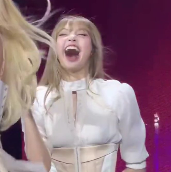 lalistellaz's tweet image. You&apos;d think she just became a trillionaire but no she just got a kiss back from her bandmate of 15 years just like yesterday