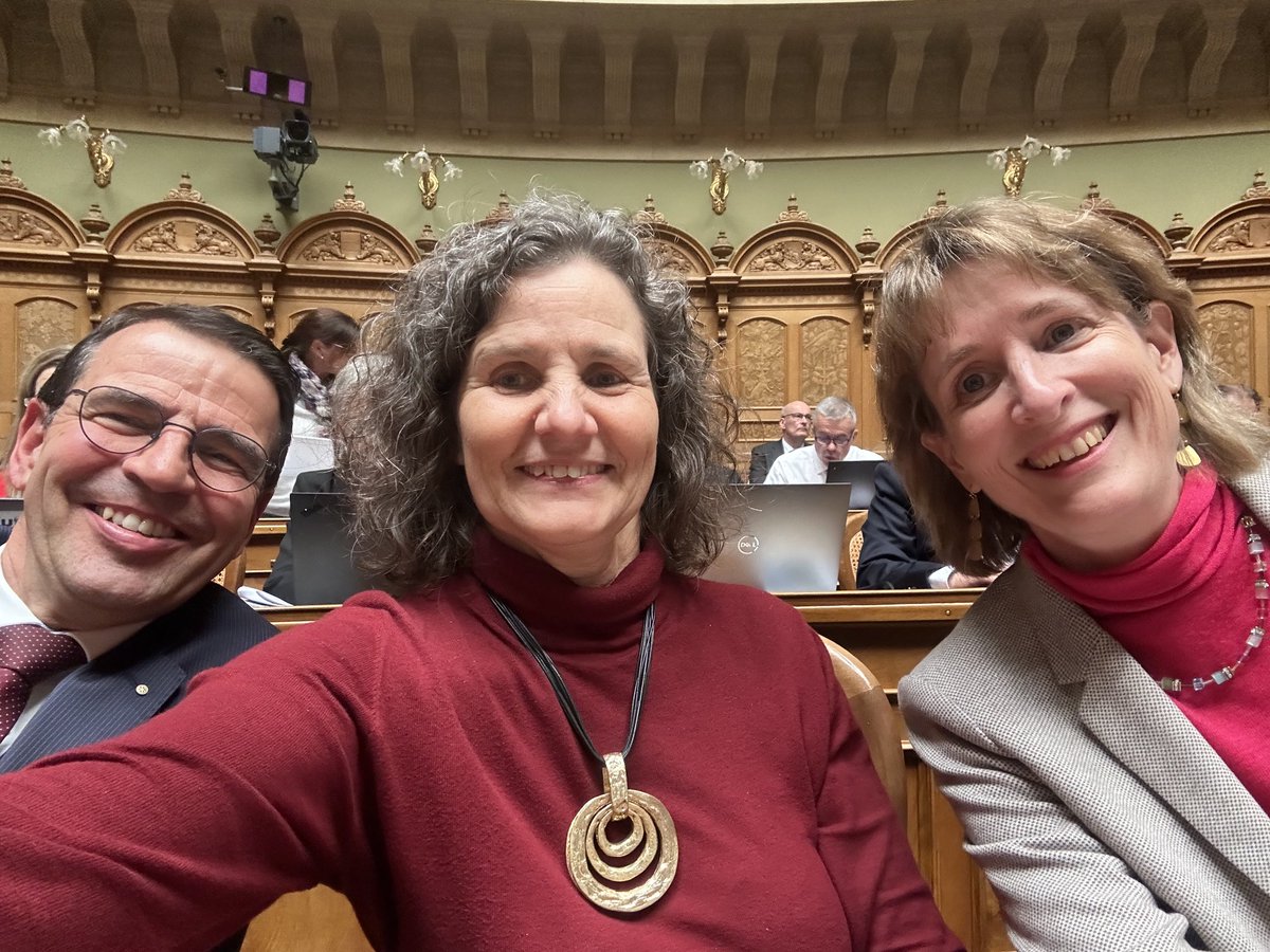 Rochaden im Nationalratssaal - mein jährliches Ritual.
Adieu ⁦<a href="/beatflach/">Beat Flach</a>⁩, willkommen ⁦<a href="/Celine_I_Weber/">Céline Weber</a>⁩ und ⁦<a href="/JauslinMatthias/">Matthias Samuel Jauslin</a>⁩ .