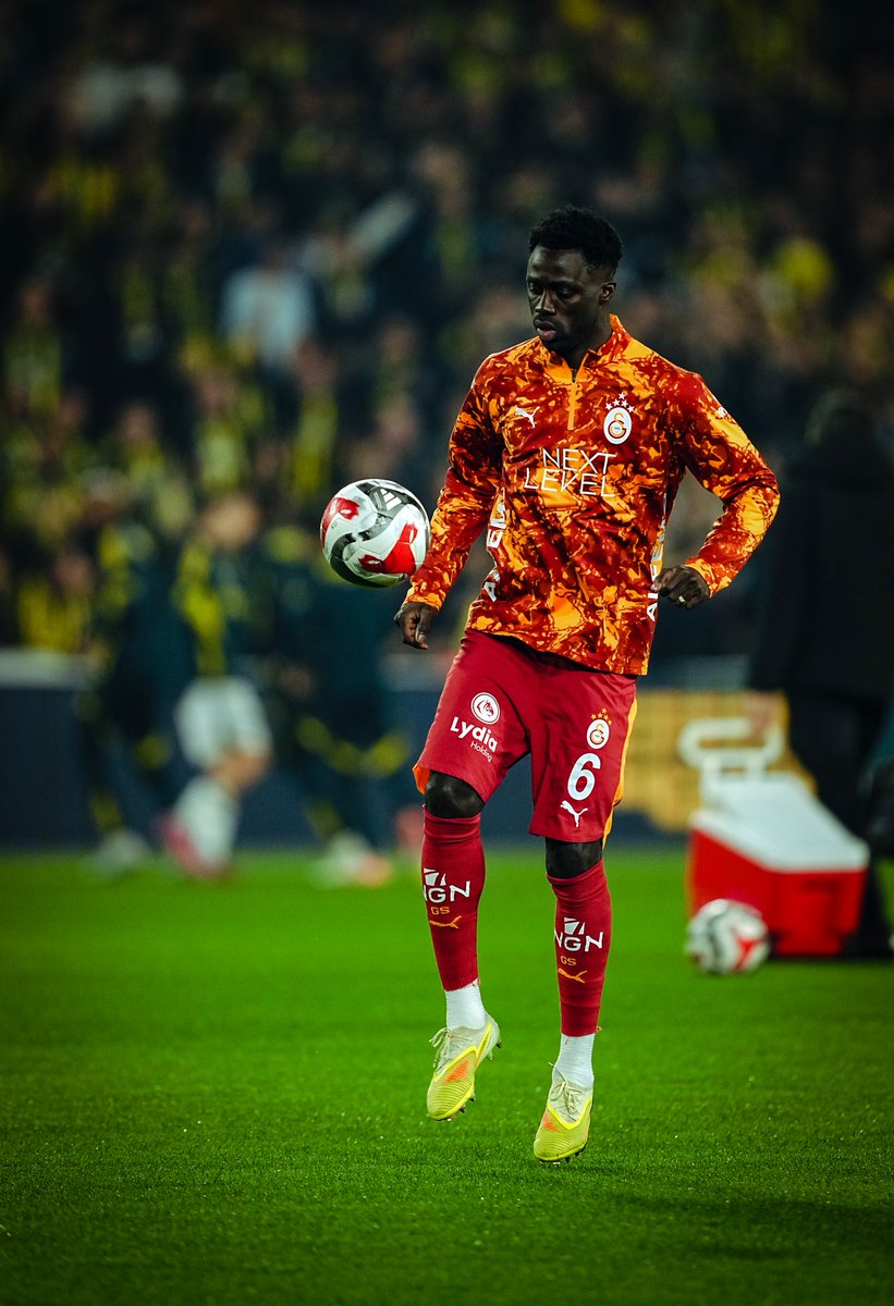 GalatasaraySK's tweet photo. 📸 Karşılaşma öncesinde ısınmadayız!

#FBvGS | @arkham https://t.co/skjeJqSSn8