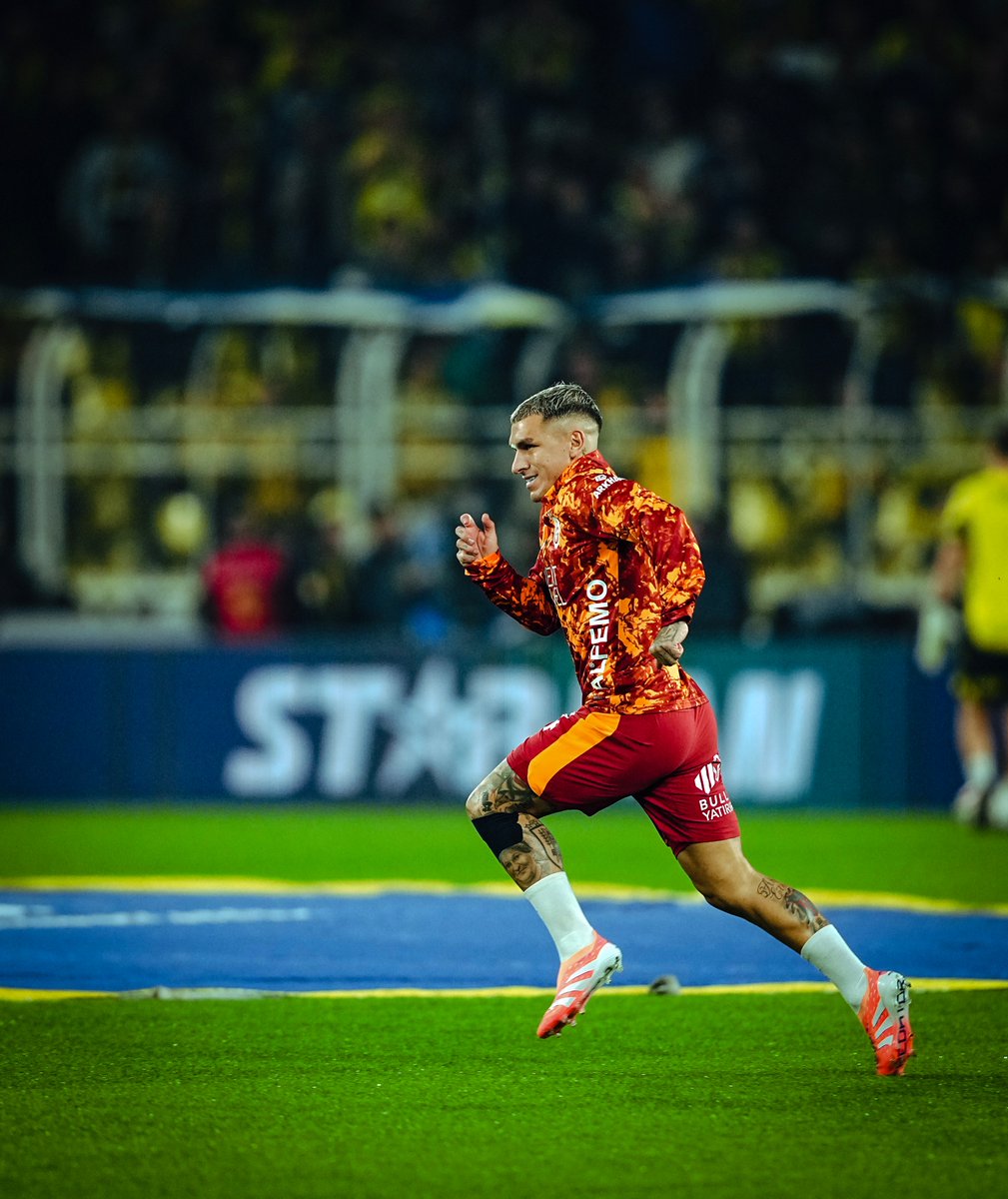 GalatasaraySK's tweet photo. 📸 Karşılaşma öncesinde ısınmadayız!

#FBvGS | @arkham https://t.co/skjeJqSSn8