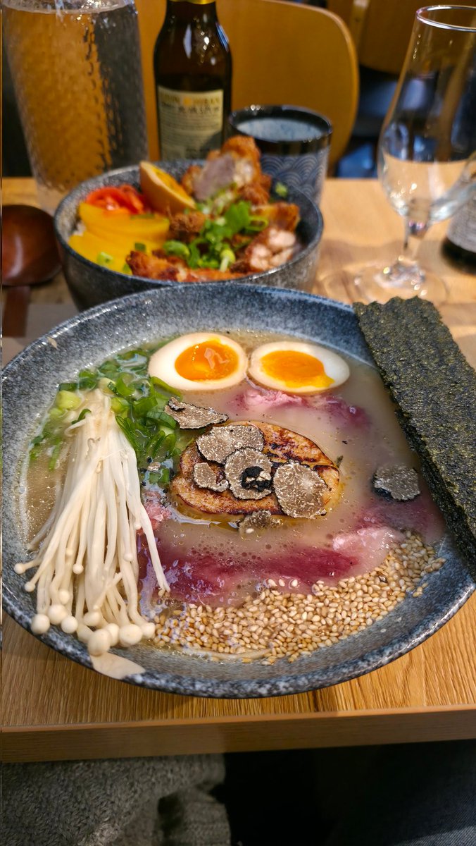 " - Excusez moi monsieur, la personne que vous attendez ne va pas tarder ?
- Euhh... Je n'attends personne...
- Ah... Mais vous vous êtes trompé il y a deux plats sur la commande.
- Il n'y a pas d'erreur, ne vous inquiétez pas."