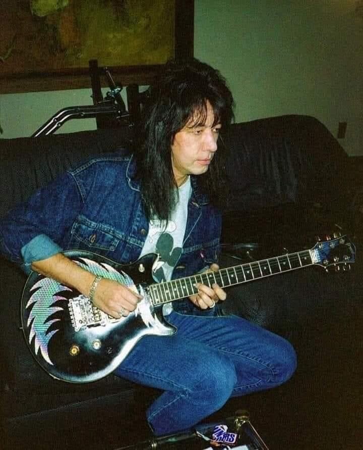 Happy Monday people🎸🚀💙
#KissArmy <a href="/ace_frehley/">Ace Frehley</a>