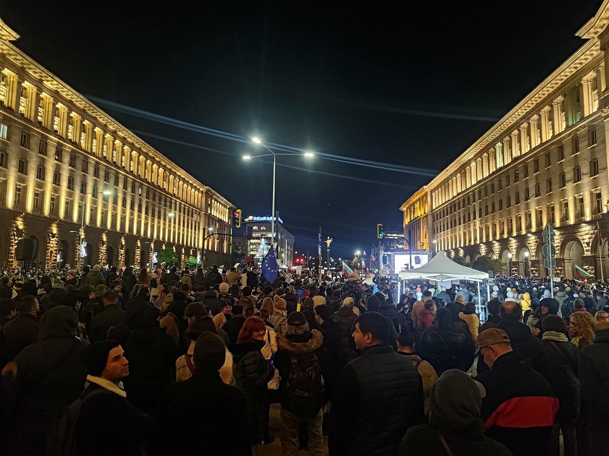 inenkovkolev's tweet photo. 🇧🇬 Bulgarians are protesting for lower spending in the 2026 state budget.🇪🇺 
First budget in EURO.
✊ The demonstrations are aimed at the mafia and the ruling coalition. 
#Bulgaria #Protest https://t.co/tMaSvKFei4
