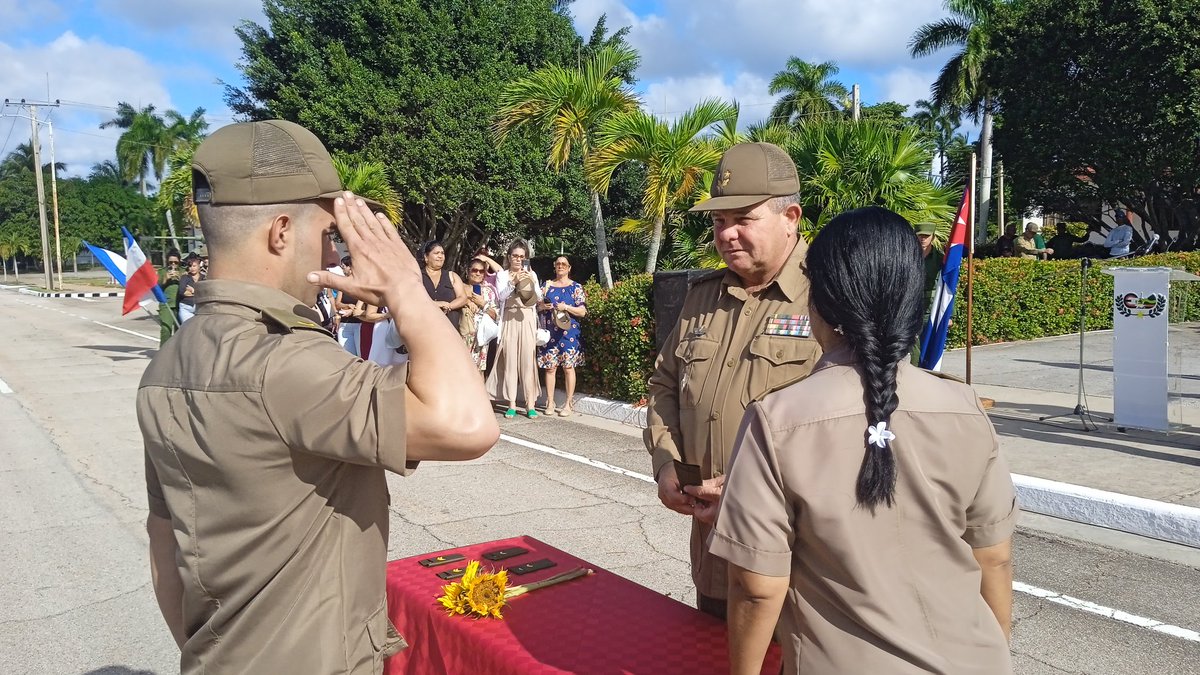 🇨🇺 ¡Ascensos con honor! En vísperas del 69 Aniversario del Desembarco del Granma y el Día de las #FarCuba, oficiales destacados del Ejército recibieron sus nuevos grados de Primer Coronel y Coronel

¡Felicidades, camaradas! Sigan defendiendo la Patria con lealtad y firmeza. #Cuba