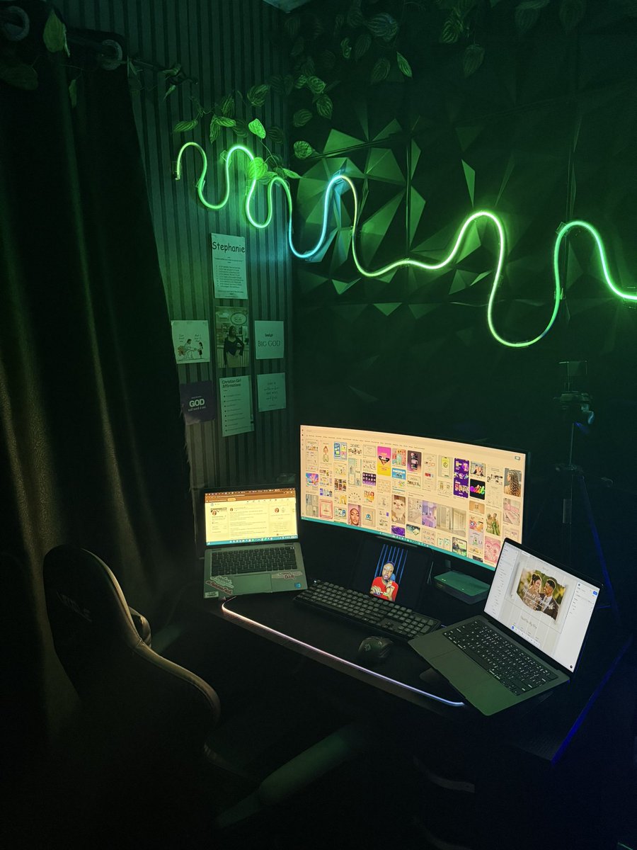 Crownzdesigns's tweet image. January.             Vs.                  December