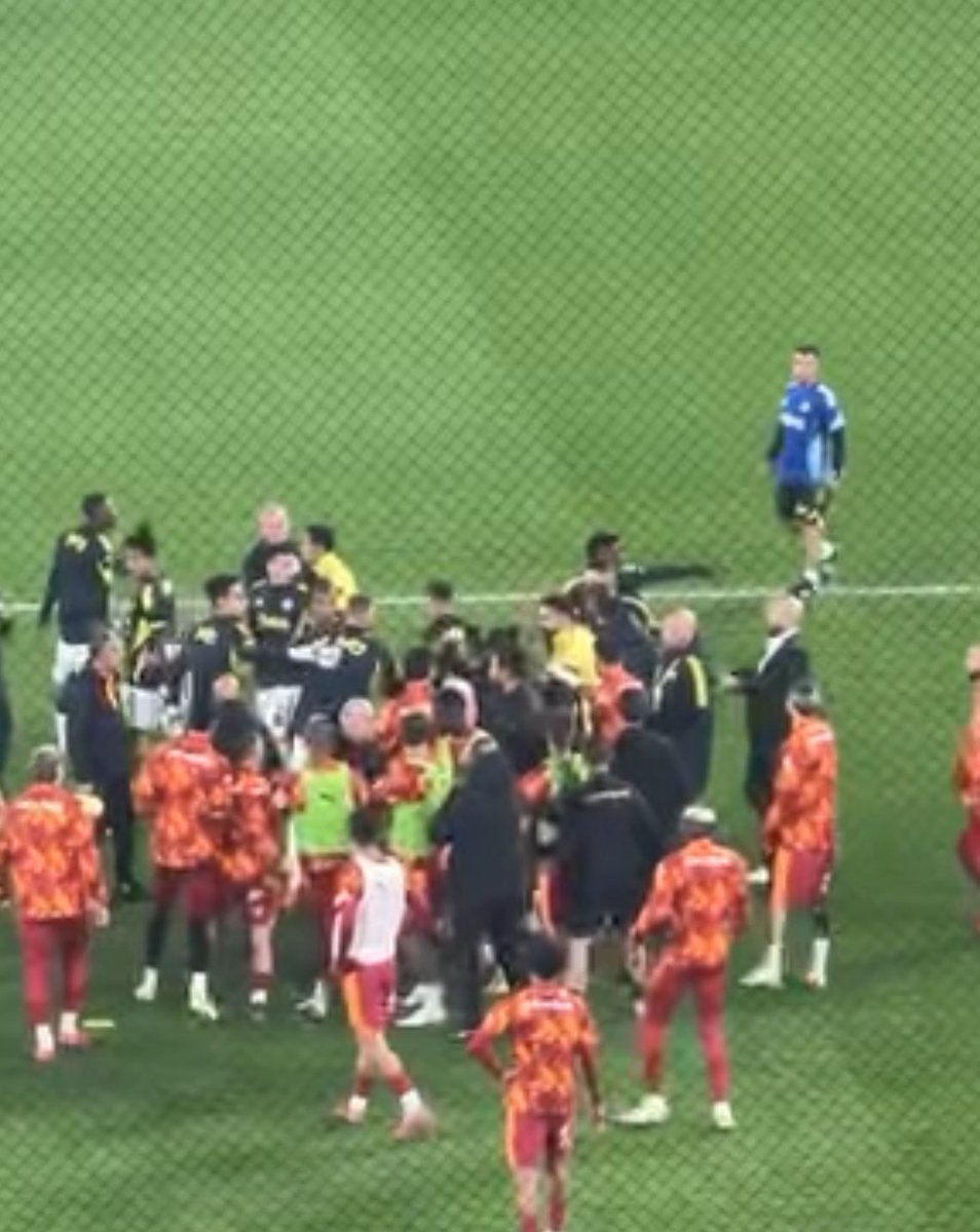 SAHA İÇİ GERGİNLİK İSTİYORLAR.

SÜREKLİ OYUNU SOĞUTMAK İSTEYECEKLER.

OYUNA GELMEYİN. ADAM GİBİ ÇIKIN OYNAYIN.

BU TARAFTAR ARKANIZDA.