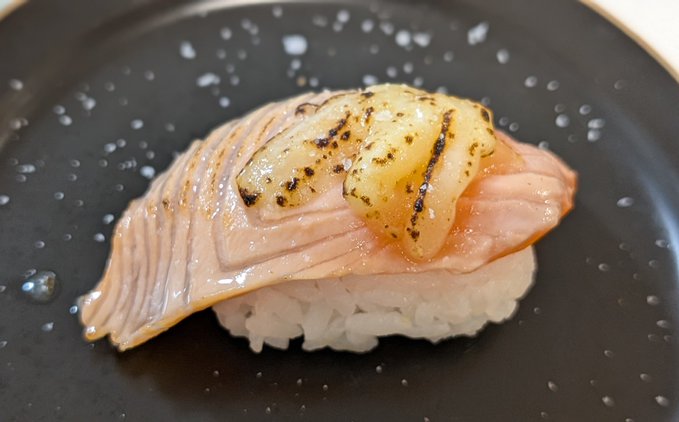 生活を向上させるためにガスバーナー買ったんだけど、スーパーの寿司にちょっとチーズかけて炙ってやったら"コレ"ですわ…
ヤバいだろ…向上しすぎだろ 