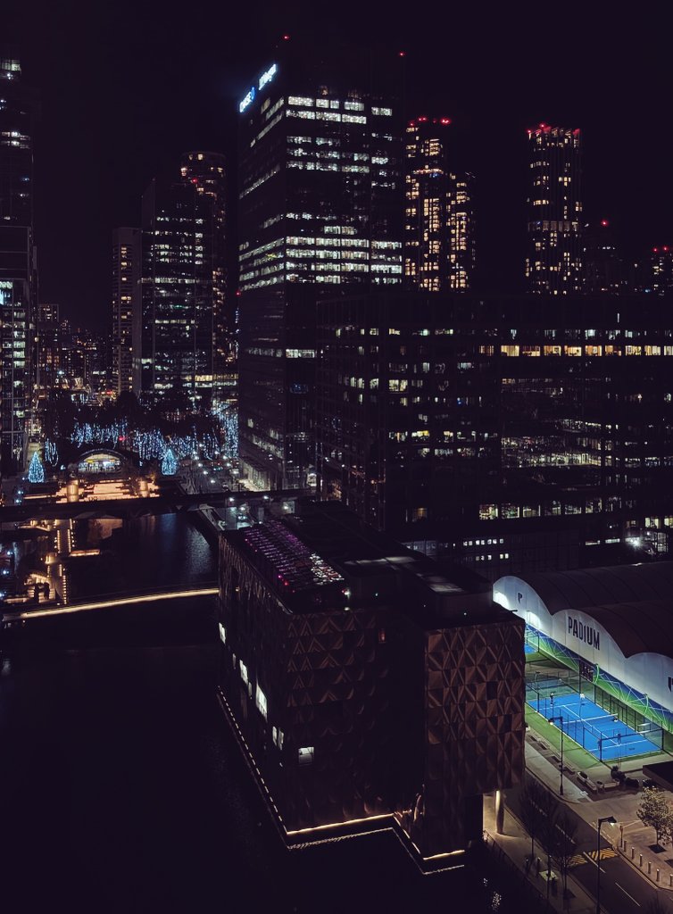 shivamxjha's tweet image. in your 20s you&apos;ll have the chance to move and live in a cosmopolitan megacity, it&apos;s important you step out from home and live life fully