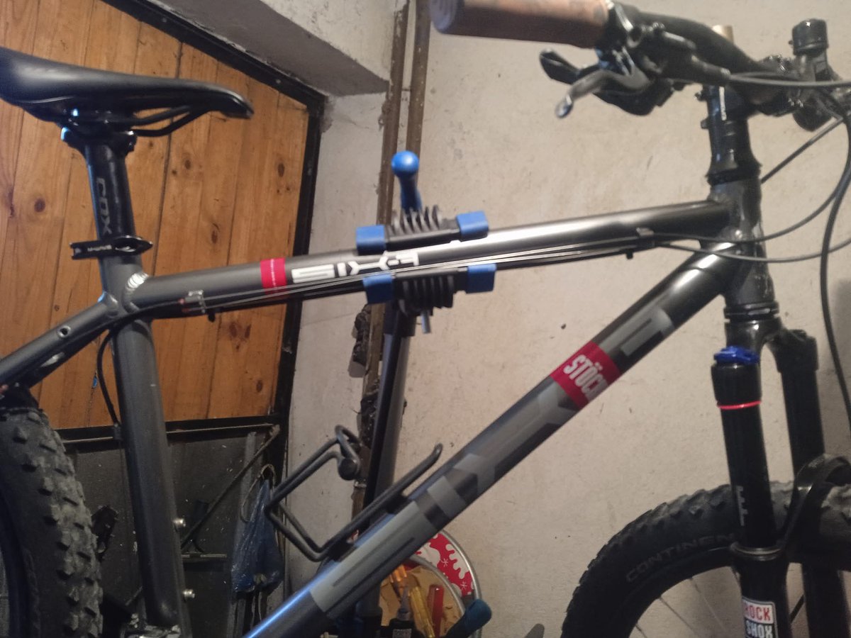 Лека Партийна Жена° tweet media