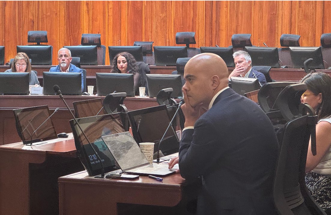 sun2022libertad's tweet photo. Federación Nacional Sindicatos Unidos Walmart 

(CUT), representada por Manuel Díaz Tapia y Gloria Soto Castillo, expuso ante el Senado (01/12/2025) sus preocupaciones sobre el proyecto de Subsidio Laboral, enfocándose en la protección del trabajador. https://t.co/0NmRaB4R4N